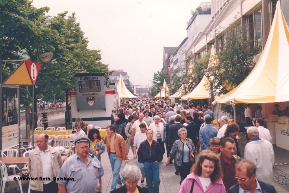 König-Heinrich-Platz mit altem Karstadt Gebäude rechts