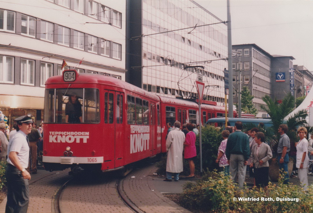 Gtw 1065 auf der Linie 904 beim Umsetzen an der Kreuzung König Straße/Düsseldorfer Straße